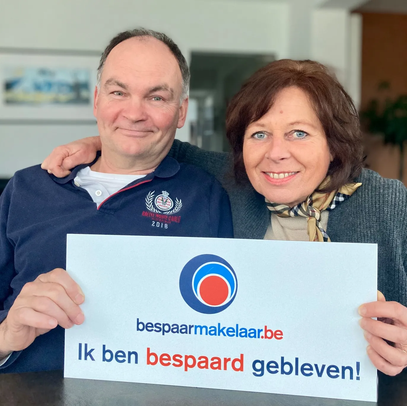 Koppel met het bordje 'Ik ben bespaard gebleven!'