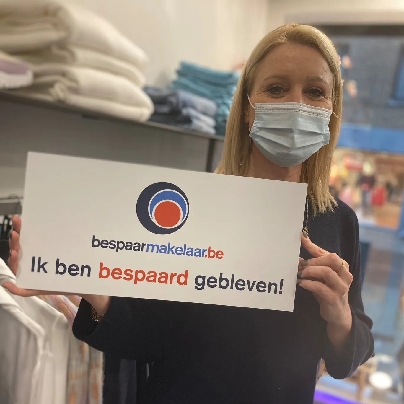 Jonge vrouw met het bordje 'Ik ben bespaard gebleven!'