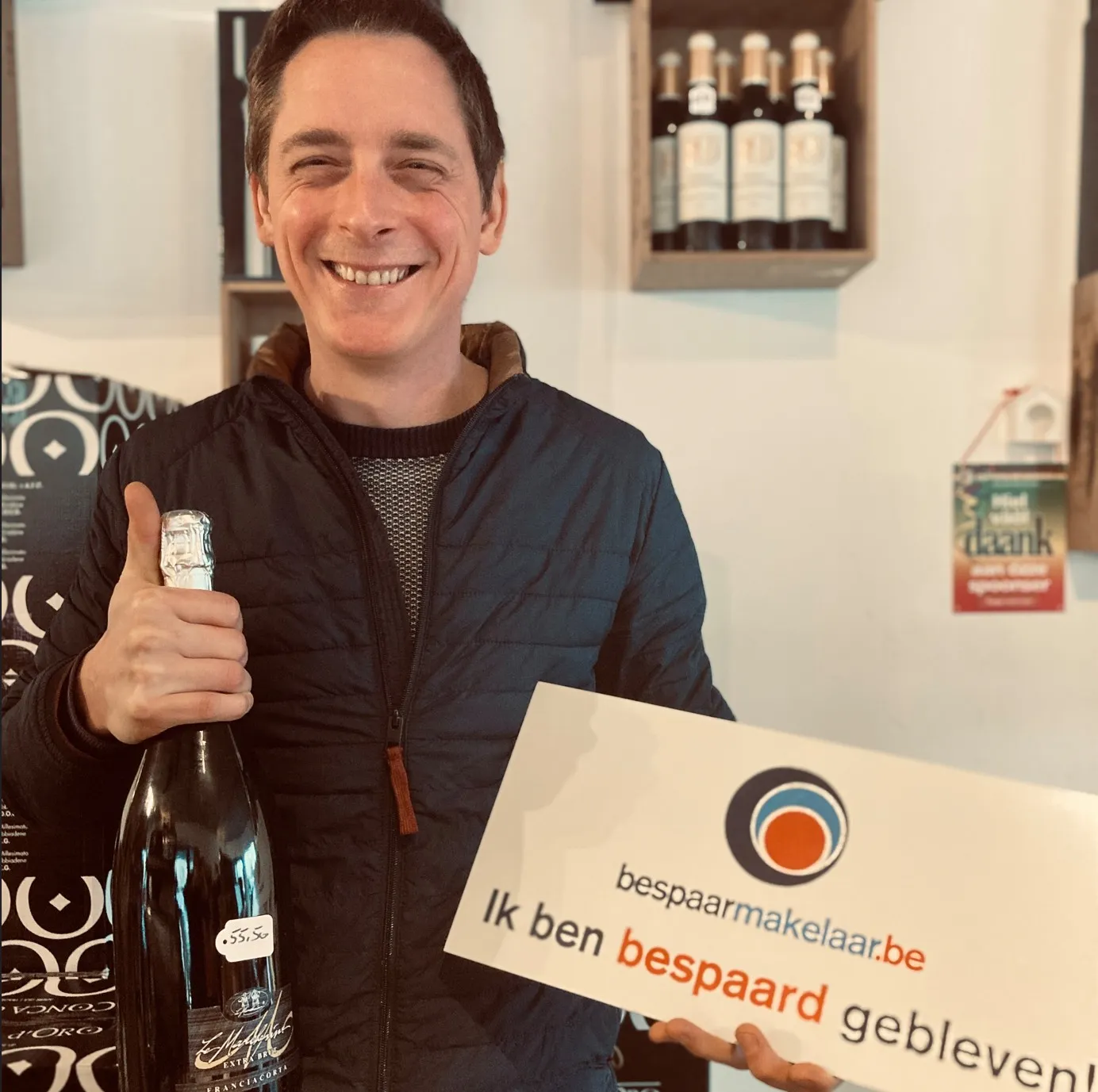 Klant die een duim opsteekt met het bordje 'Ik ben bespaard gebleven!'