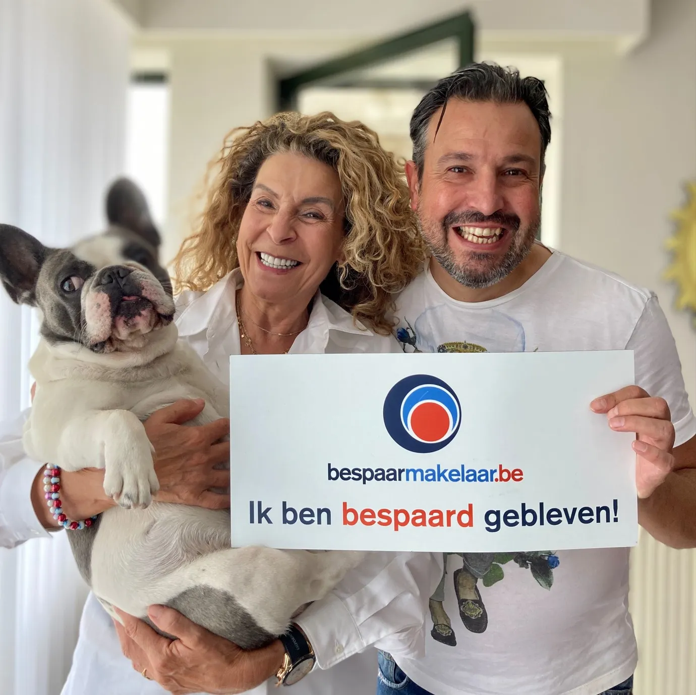 Tevreden klanten met het bord 'Ik ben bespaard gebleven!'