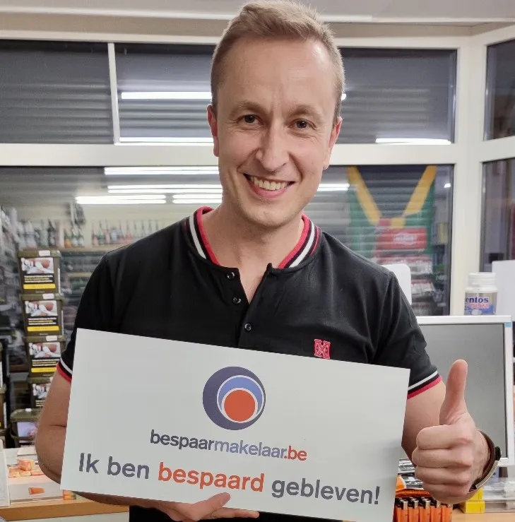 Klant die een duim opsteekt met het bordje 'Ik ben bespaard gebleven!'