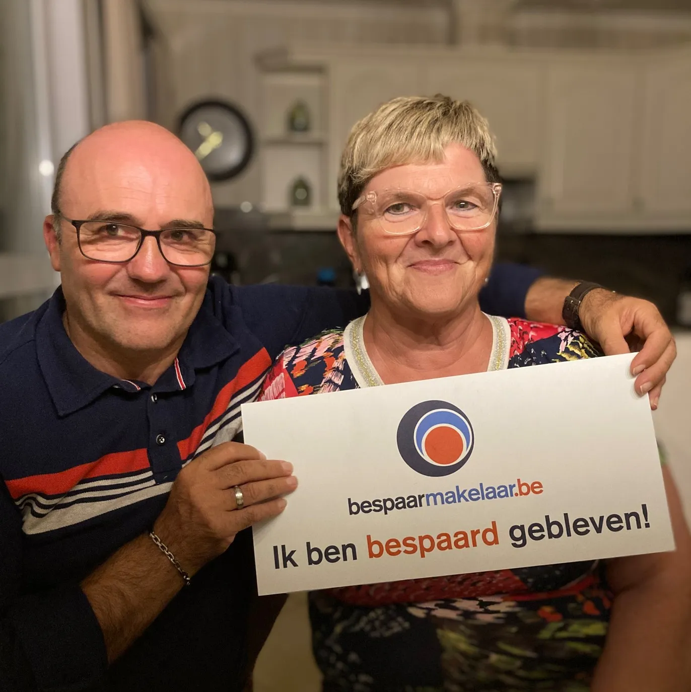 Koppel met het bordje 'Ik ben bespaard gebleven!'